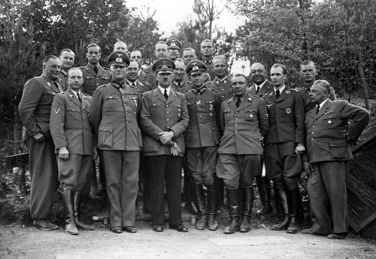 Hitlerův štáb. Umístění závěti prozradí Heinz Lorenz, třetí řada, třetí zleva. FOTO: Bundesarchiv, Bild 183-R99057 / Neznámý / CC-BY-SA 3.0, CC BY-SA 3.0 DE