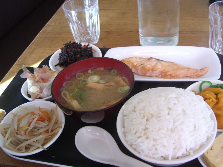 Tradiční japonská snídaně připomíná spíš oběd. Představuje skutečnou nálož energie. Foto: avlxyz / Creative Commons / CC BY-SA 2.0.