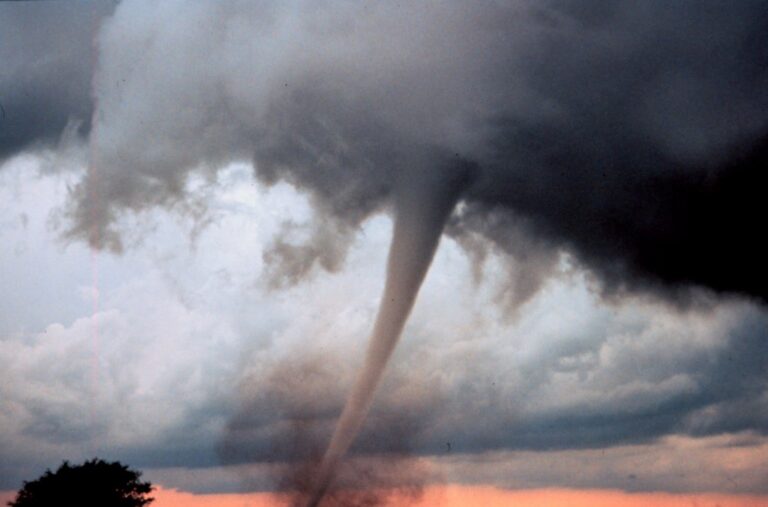 Mendel se velmi zajímá i o meteorologii. Když pozoruje větrnou smršť, která se roku 1870 prožene Brnem, jako vůbec první na světě popíše tornádo! Foto: pingnews.com / Creative Commons / 1.0.