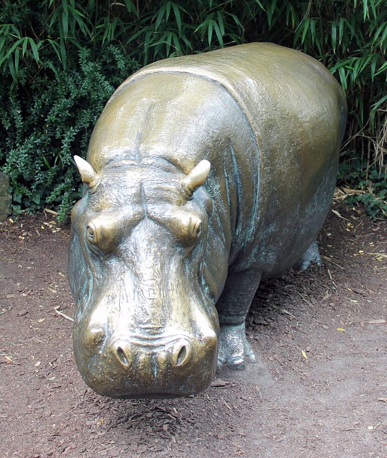 Socha hrocha Knautschkeho připomíná jedno z nejdůležitějších zvířat historie berlínské zoo (OTFW / commons.wikimedia.org / CC BY-SA 3.0)