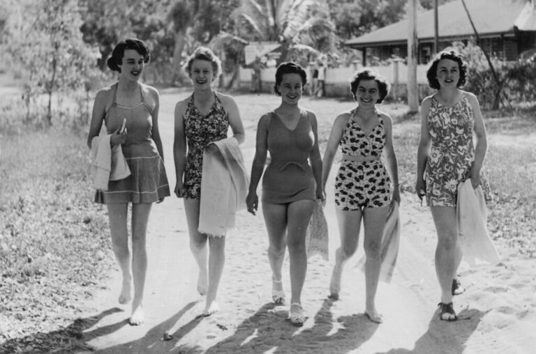 20. léta minulého století konečně přejí plážové módě. Zahalovat se už není třeba! Foto: Queensland State Archives / Creative Commons / Public Domain Mark 1.0.