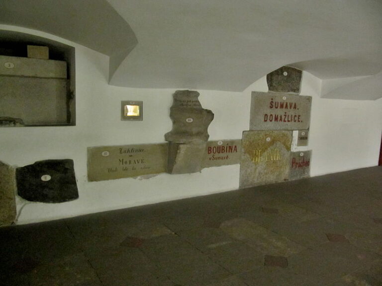 Stavební kameny dorazí z několika desítek lokalit, které mají vazbu k české historii. (Zdroj: P. Palička / commons.wikimedia.org /CC BY-SA 3.0)