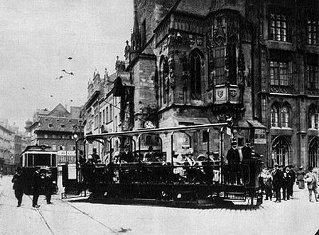 Jan Kříženecký: Výletní tramvaj na Staroměstském náměstí v Praze, 1902-1915 (Jan Kříženecký, Volné dílo, commons.wikimedia)
