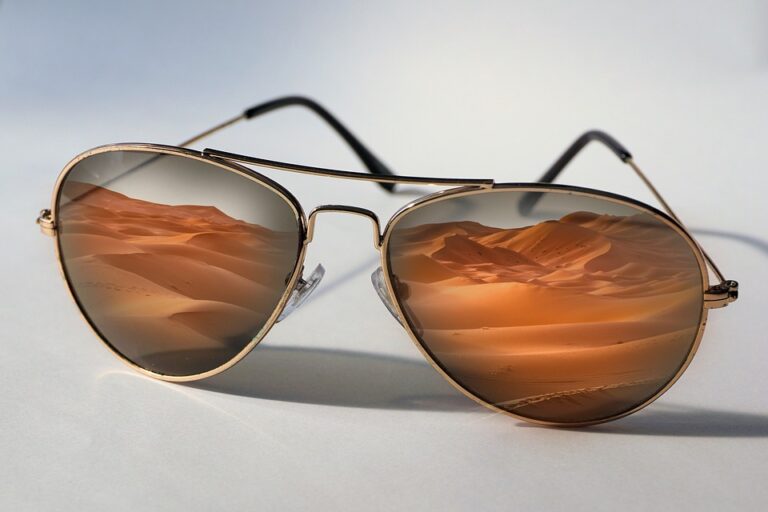 Jak pečovat o zrak při slunečním svitu? Pomocí brýlí s UV filtrem, který chrání před UVA, UVB i UVC zářením. Použití brýlí, které UV filtr nemají, je pro zrak škodlivější než nenošení žádných brýlí. Foto: Pixabay