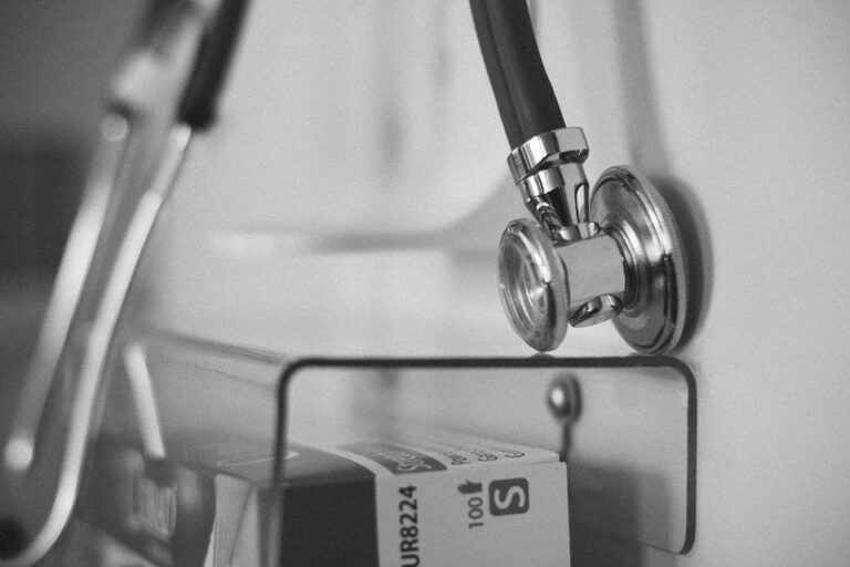 Dle dechové frekvence a dalších příznaků připustila možnost závažného srdečního problému. Přiměla proto pacienta vyhledat akutní pomoc v okolí a ihned zavolala záchranku. Foto: Pixabay