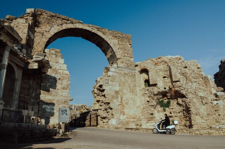 Nadšenci do historie mohou obdivovat třeba ještě zříceniny starého řeckého města Perge nebo jiné antické město Aspendos s majestátním amfiteátrem. Foto: Unsplash