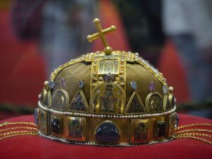 Proč Ladislava Pohrobka korunovali uherským králem bez svatoštěpánské koruny?