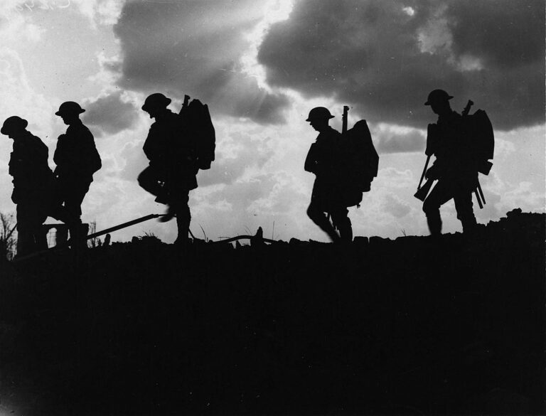 Postupující britští vojáci. FOTO: Neznámý autor / Creative Commons / volné dílo