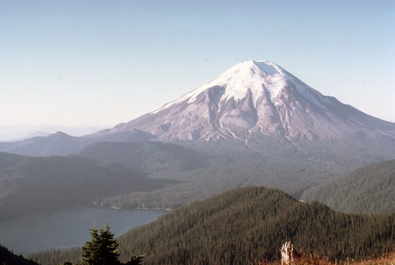 Mount St. Helens a její okolí v roce 1980. FOTO: U.S. Forest Service- Pacific Northwest Region, Public domain, via Wikimedia Commons