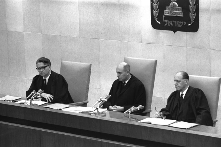 Trojice soudců pověřená procesem s Adolfem Eichmannem. FOTO: Israel Government Press Office, Public domain, via Wikimedia Commons