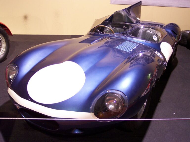 Jaguar XKD z roku 1956. Jeho předchůdce řídil o rok dříve v Le Mans Hawthorn. FOTO: Stahlkocher, CC BY-SA 3.0, via Wikimedia Commons