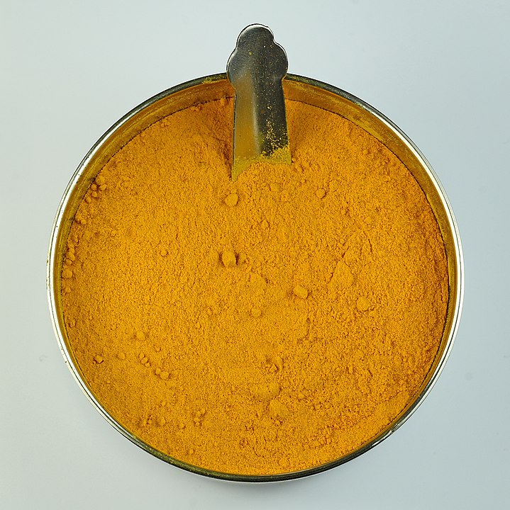 Kurkumin je pigment sytě žluté barvy a často nahrazuje mnohem dražší šafrán.(Foto: Sanjay Acharya / commons.wikimedia.org / CC BY-SA 3.0)