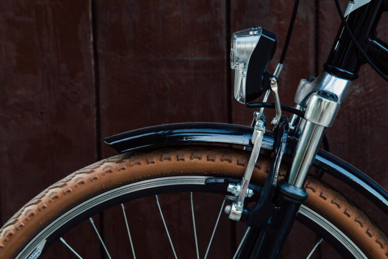 Od jízdních kol se Dunlopův vynález dostane k motocyklům, autům i letadlům. Foto: pxfuel