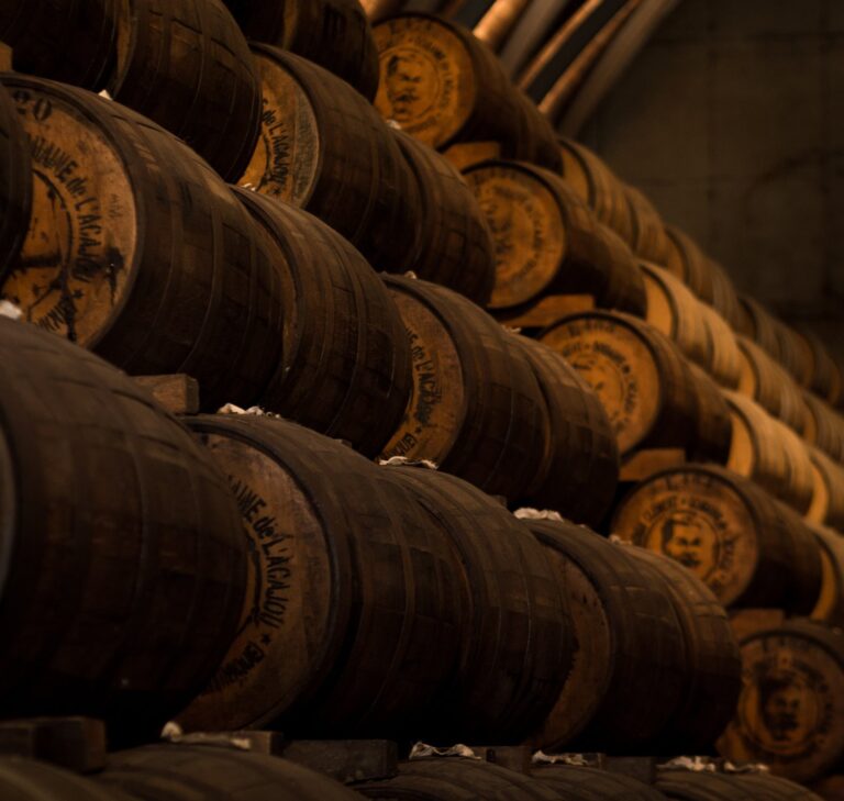 Rum zraje obvykle ve vypalovaných dubových sudech. Délka zrání ovlivňuje barvu i chuť. Foto: unsplash