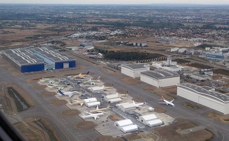 Továrna společnosti Airbus je hned u letiště poblíž Toulouse.(Foto: Duch / commons.wikimedia.org / CC BY-SA 4.0)