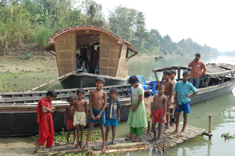 Bangladéšské děti jdou do školy. Připluje za chvilku! Foto: Direct_Relief / Creative Commons / CC BY-NC-ND 2.0.