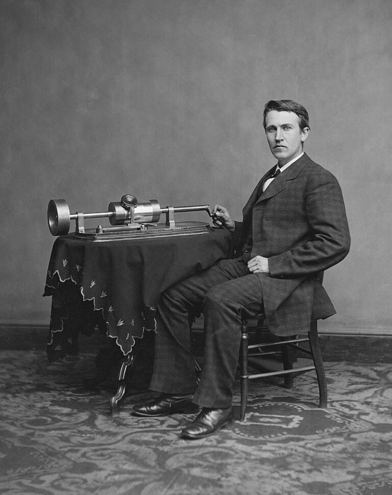 Thomas Alva Edison se svým fonografem. FOTO: Levin C. Handy (per https://hdl.loc.gov/loc.pnp/cwpbh.04326)/Creative Commons/Public domain