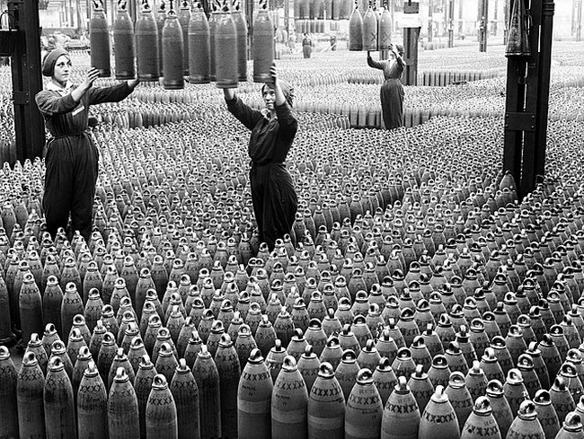 Během 1. světové války se do práce v britských muničních továrnách zapojí asi milion žen, jako tyto dělnice v roce 1917. (Foto: Horace Nicholls / commons.wikimedia.org / volné dílo)