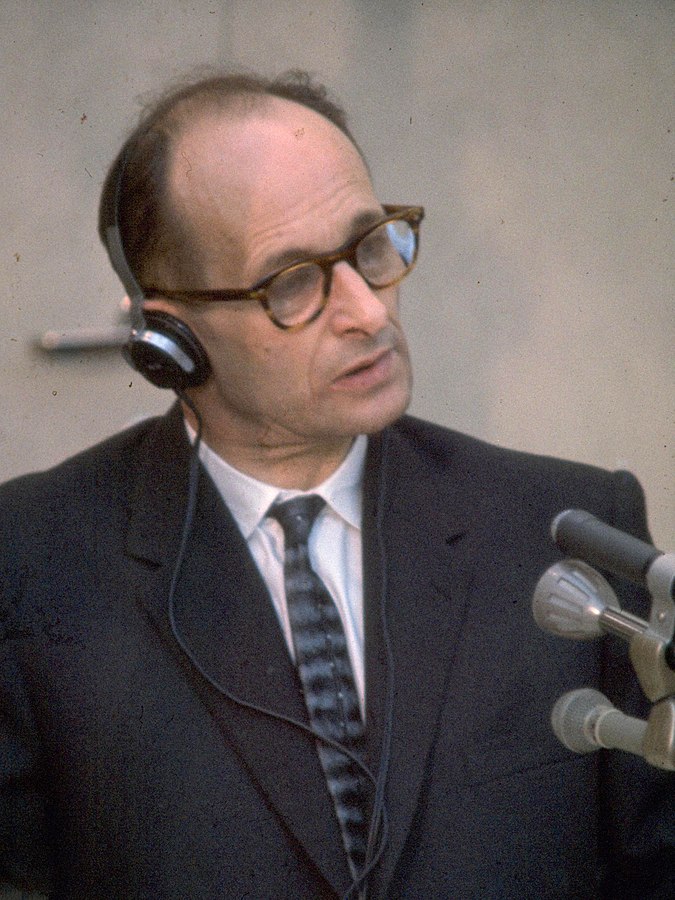 Eichmann před soudem v Jeruzalémě. FOTO: Israel Government Press Office, Public domain, via Wikimedia Commons