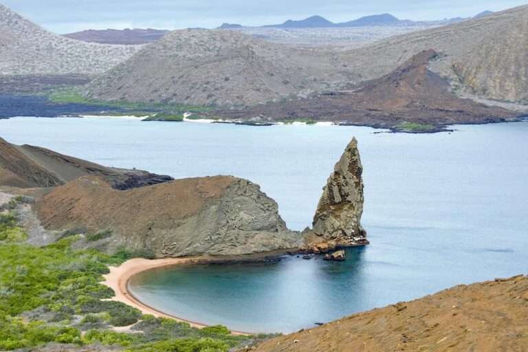Obrovský vulkanický kužel Pinnacle Rock se nachází na ostrově Bartolomé. Foto: Pixabay