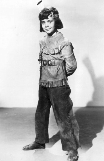 Proslaví se už jako malý kluk, rolí „Malého bobra” v seriálu Red Ryder (ABC Television, volné dílo, commons.wikimedia)