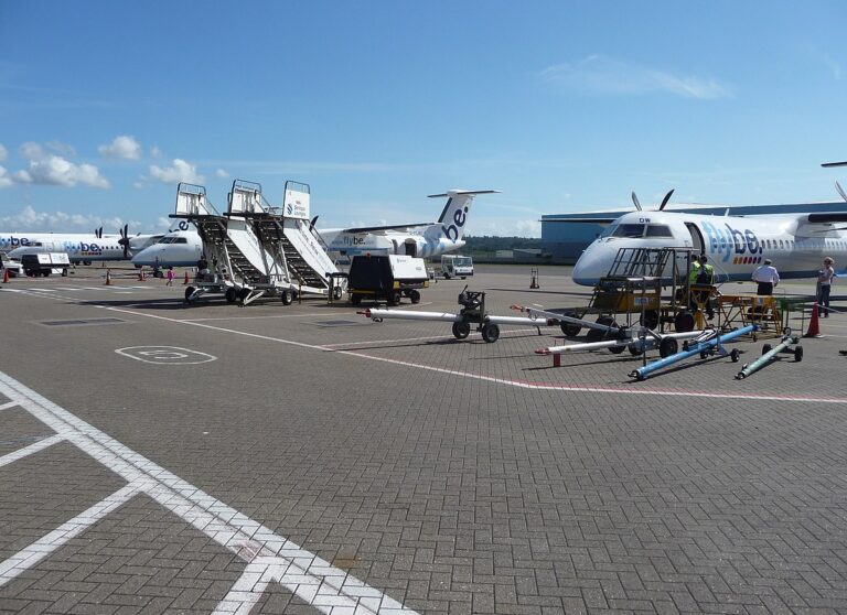 Stojánka letiště v Southamptonu. FOTO: Southampton Airport : Parked Planes by Lewis Clarke, CC BY-SA 2.0 <https://creativecommons.org/licenses/by-sa/2.0>, via Wikimedia Commons