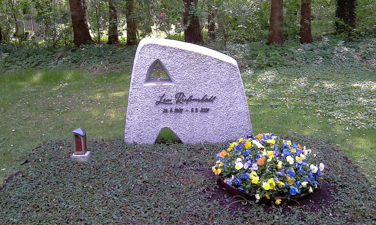 Hrob Leni Riefenstahlové na hřbitově v Mnichově. FOTO: WaltR, CC BY-SA 3.0 <https://creativecommons.org/licenses/by-sa/3.0>, via Wikimedia Commons