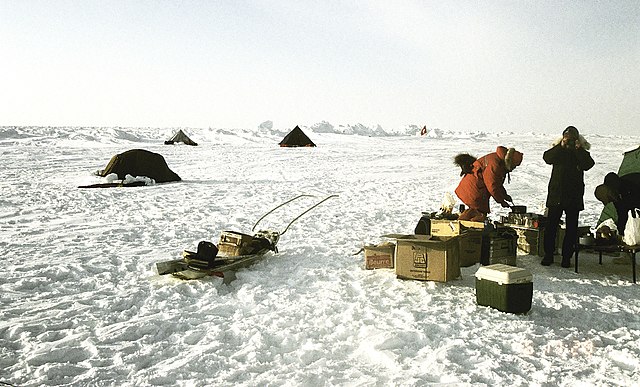 Dočasná výzkumná stanice německo-švýcarské expedice na severním pólu v roce 1990(Foto: Matti&Keti / commons.wikimedia.org / CC BY-SA 4.0)