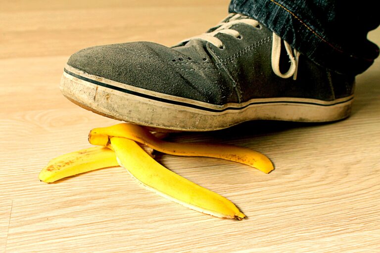 Uklouznout po banánové slupce není zas tak jednoduché, jako se zdá z řady filmů. Foto: Gadini / Pixabay.