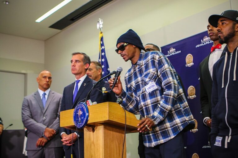 Snoop Dogg a starosta Los Angeles Eric Garcetti na tiskové konferenci po střelbě na policisty v Dallasu v roce 2016 (Eric Garcetti, CC BY 2.0, commons.wikimedia)