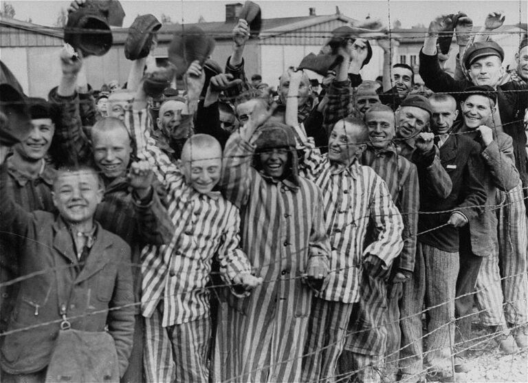 Vězni koncentračního tábora v Dachau vítají svoje osvoboditele. Sex si užívali jenom jejich kápové. FOTO: United States Holocaust Memorial Museum/Creative Commons/Public domain