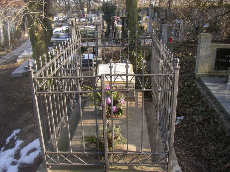 Hrob Karla Slavoje Amerlinga a jeho ženy na Budči. Amerling využívá pověsti Budče, ale nakonec zkrachuje. FOTO: User:Miaow Miaow/Creative Commons/Public domain