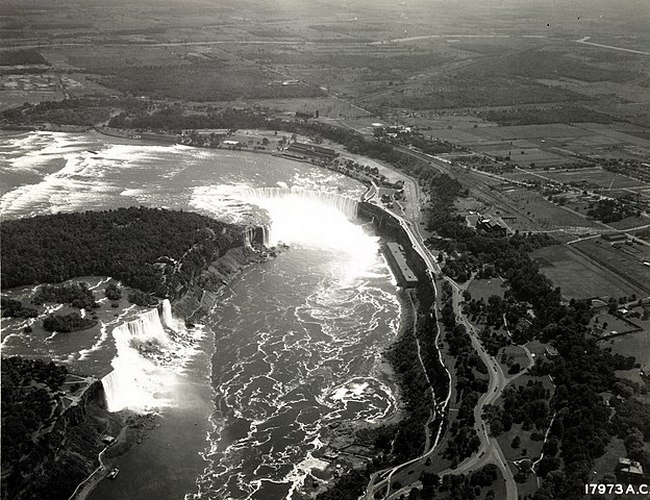 Letecký snímek Niagarských vodopádů z roku 1931(Foto: neznámý autor / commons.wikimedia.org / volné dílo)