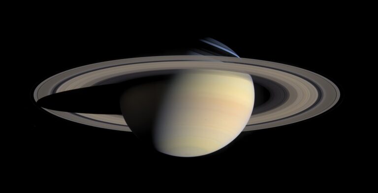 Saturnovy zvuky připomínají hru na bicí. Zdrojem jsou možná radiové vlny. Foto: WikiImages / Pixabay.