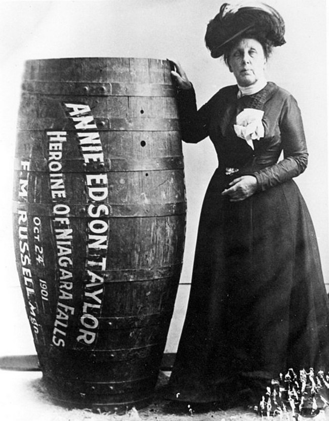 Annie Edson Taylorová se svým sudem(Foto: neznámý autor / commons.wikimedia.org / volné dílo)