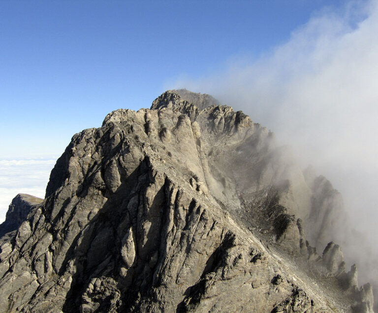 Na Dia horolezci bohužel nenarazí. (Bignoter / commons.wikimedia.org / CC BY-SA 3.0)