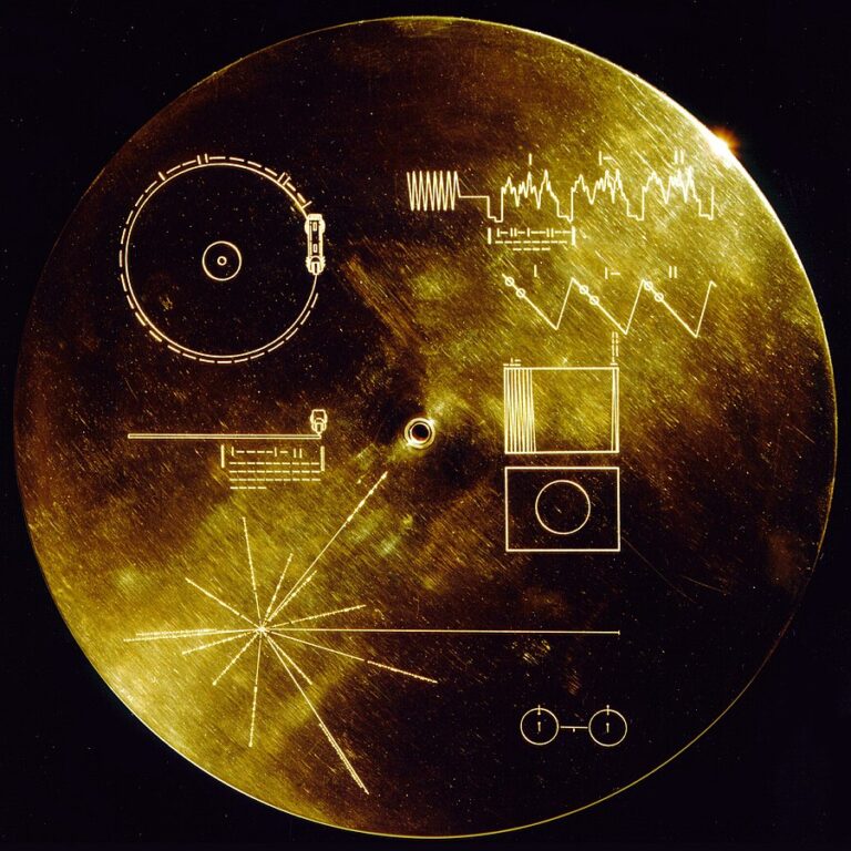 Zlatá deska na palubě Voyageru i s instrukcemi, jak ji přehrát. FOTO: NASA/JPL, Public domain, via Wikimedia Commons