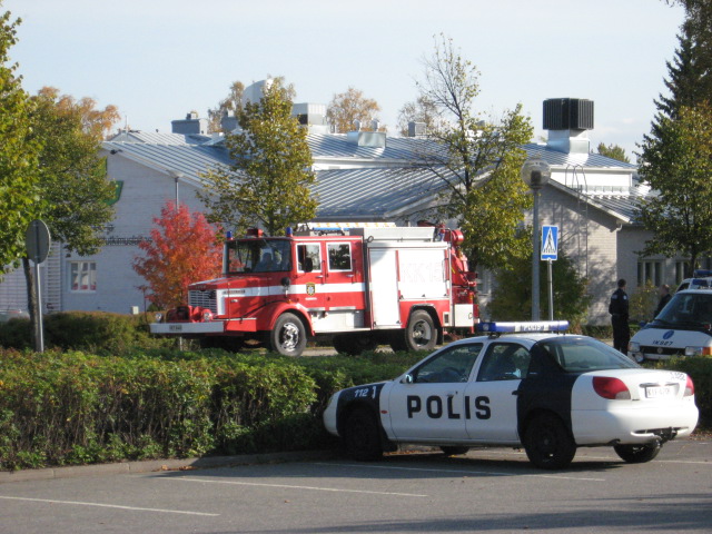 Na místě zasahuje policie a v pohotovosti jsou i hasiči. FOTO: Roquai / Creative Commons / volné dílo