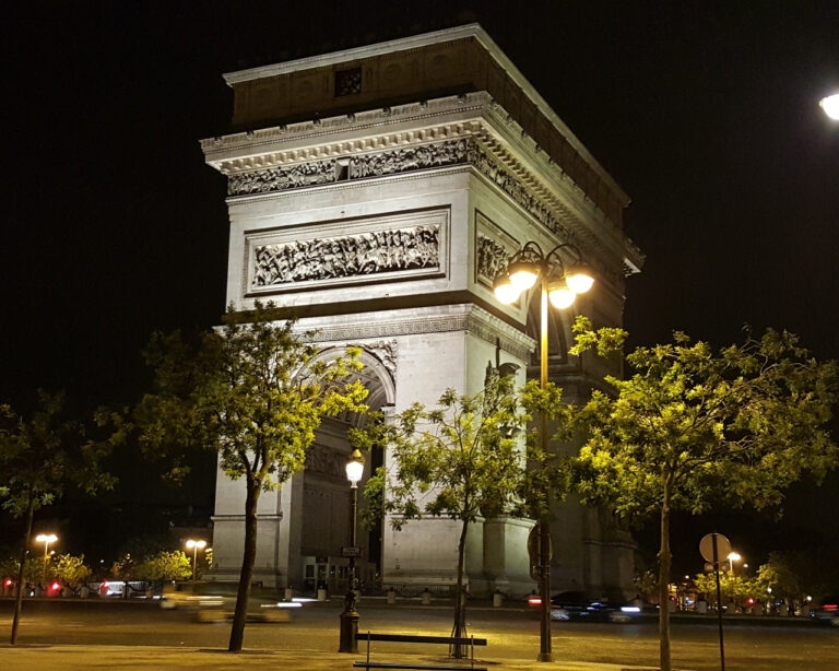 Z Vítězného oblouku jsou japonští turisté nadšení, z dalších míst v Paříži už nikoliv. Foto: pxfuel