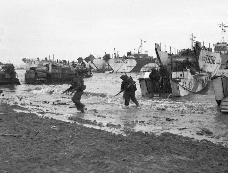 Britští vojáci během výsadku na pláži Gold. Původní termín akce zhatil nepříznivý vývoj na obloze. FOTO: No 5 Army Film & Photographic Unit, Midgley (Sgt)/Creative Commons/Public domain