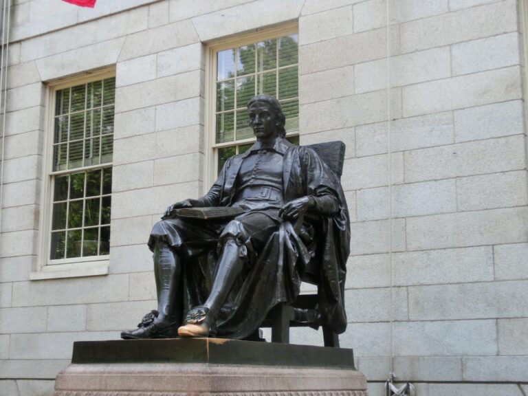 Bronzová podobizna Johna Harvarda. Říká se jí „socha tří lží“. Foto: pixabay