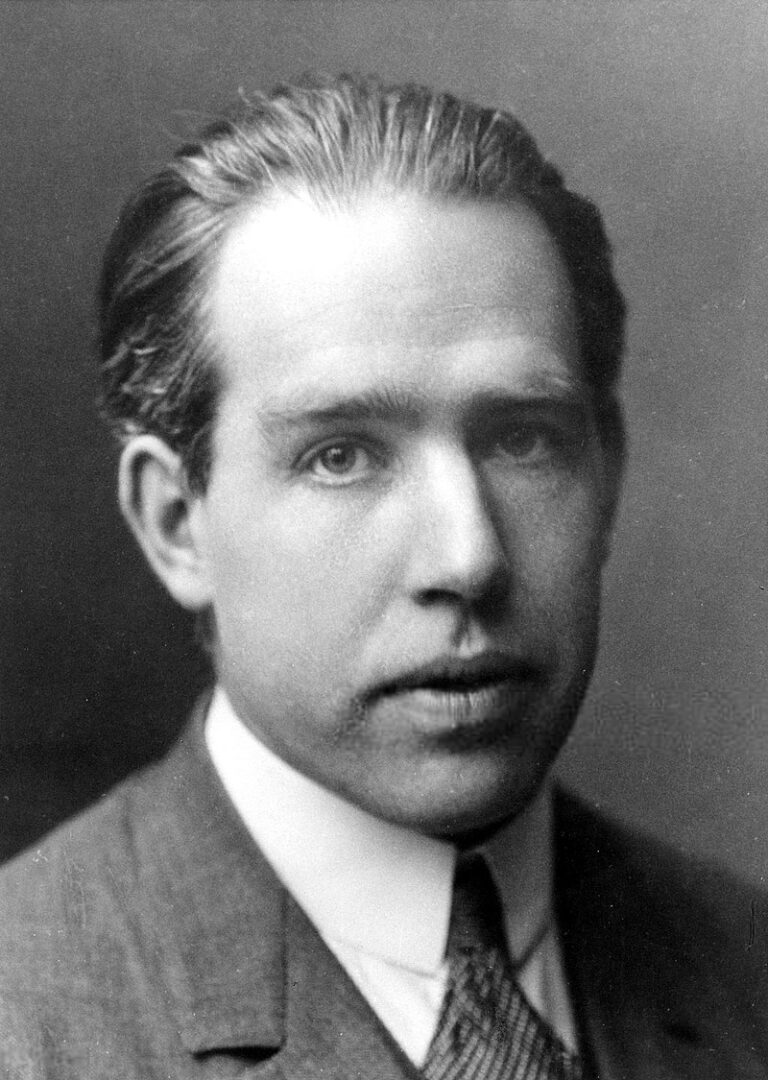 Niels Bohr rozdělí atom na menší částice. FOTO: The American Institute of Physics credits the photo [1] to AB Lagrelius & Westphal, which is the Swedish company used by the Nobel Foundation for most photos of its book series Les Prix Nobel/Creative Commons/Public domainDefinitivní rozbití