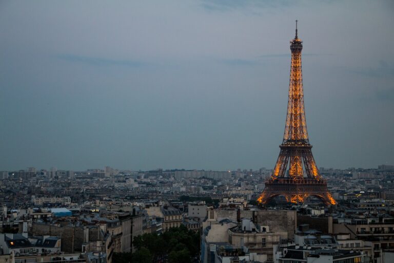 Mnoho asijských turistů si Paříž maluje přímo v pohádkových barvách. Foto: unsplash
