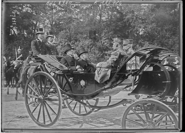 Nechat se vozit v kočáře? Prezident Masaryk se rád vezl vlastním přičiněním.. FOTO: Agence Rol/Creative Commons/Public domain