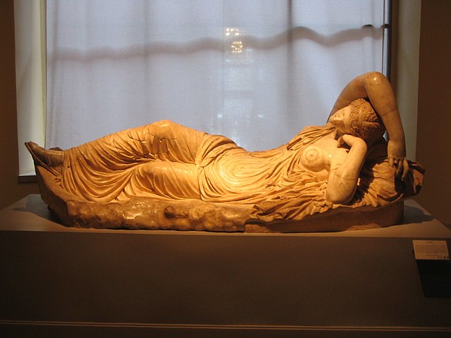Když Ariadna usnula, Théseus ji nechal na ostrově pro boha Dionýsa.(Foto: Carlos Reusser / commons.wikimedia.org / CC BY 2.0)