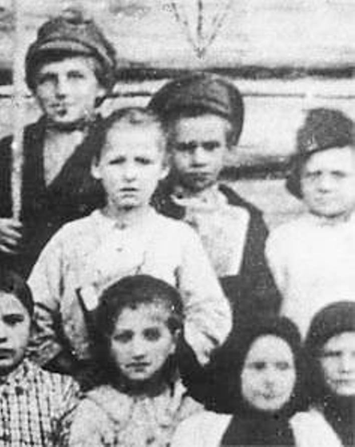 Budoucí vzor všech mladých v Sovětském svazu – Pavlík Morozov (v čepici uprostřed). (Live Journal / commons.wikimedia.org / Volné dílo)