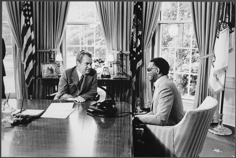 Zpěváka Raye Charlese dokonce přijímá ve své pracovně i prezident Richard Nixon. (Oliver F. Atkins / commons.wikimedia.org / Volné dílo)
