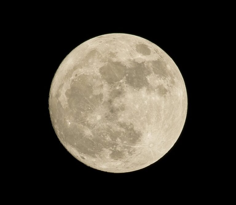 Atmosféra Měsíce, tvořená sodíkem, draslíkem, héliem a jinými plyny je tak řídká, že je téměř neměřitelná. Foto: Pixabay