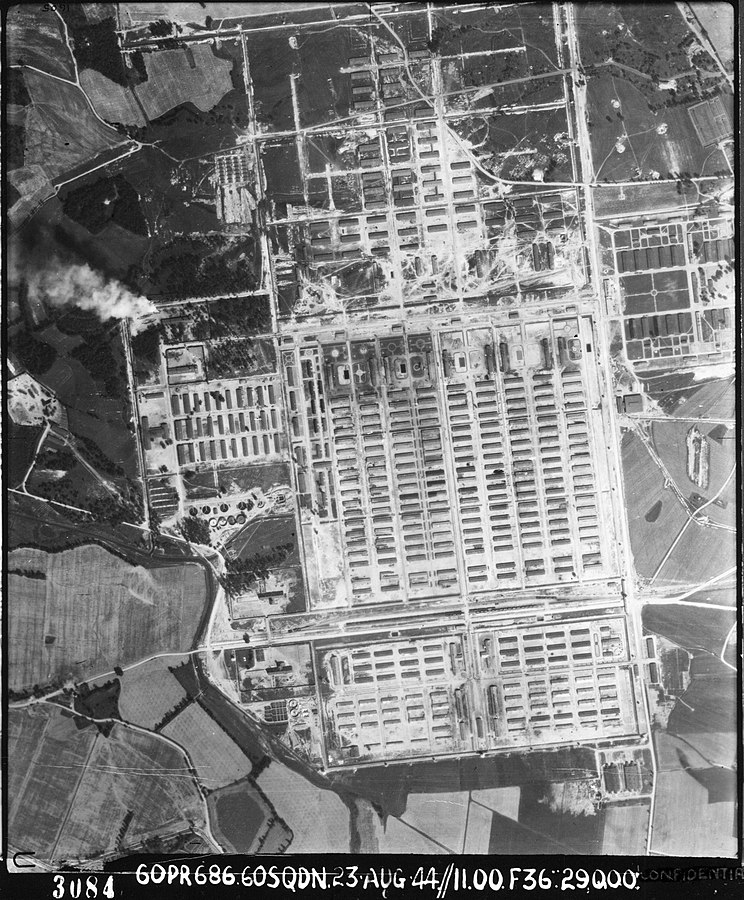 Fotografie tábora pořízená letounem RAF v roce 1944. FOTO: 60. Sqad. SAAF, Sortie No. 60/PR288, Public domain, via Wikimedia Commons