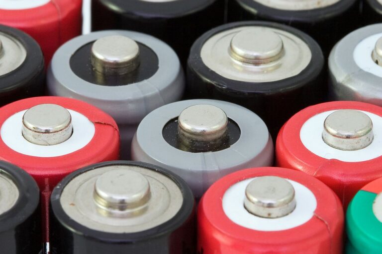 V poslední době se spekulovalo například o možném nasazení materiálu v bateriích Muskovy firmy Tesla, grafenové baterie s dnes nedosažitelnými vlastnostmi zvažuje i automobilka Mercedes. Foto: Pixabay